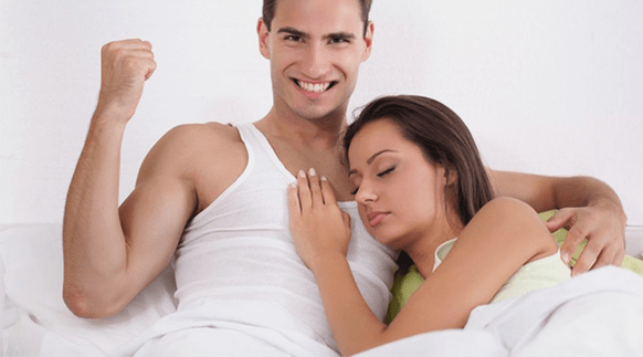 ผู้หญิงบนเตียงกับผู้ชายที่มีพลังเพิ่มขึ้น